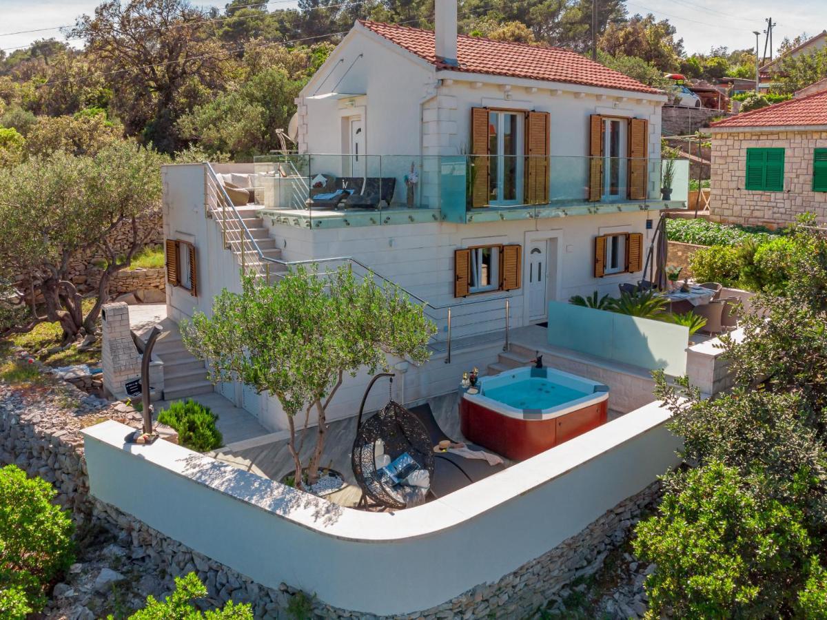 Vila Ivana: Seaside Retreat With Outdoor Jacuzzi On Solta Island